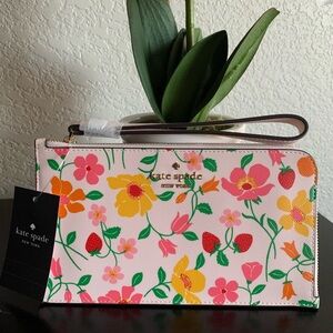 🆕 KATE SPADE Madison Strawberry Wristlet